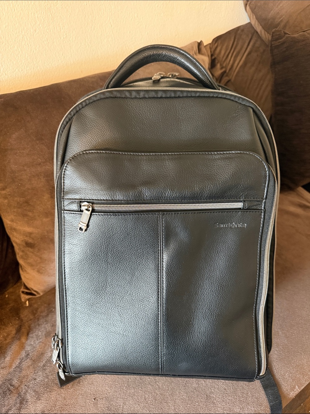 Samsonite Leather Backpack - Sleek Professional Travel Bag